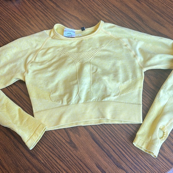 AYBL seamless long sleeve crop top yellow size medium with cut outs - Picture 6 of 7